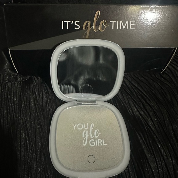 Glo Tech LED Compact Mirror - Picture 5 of 5